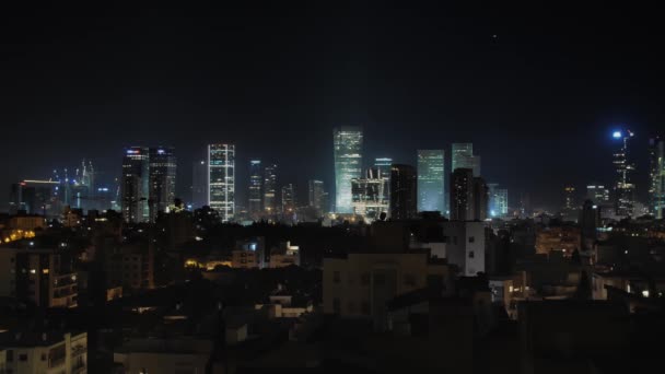 特拉维夫天际线在夜间空中观看 特拉维夫市拥有现代的天际线和豪华酒店 从Givatayim俯瞰 夜空中的摩天大楼 — 图库视频影像
