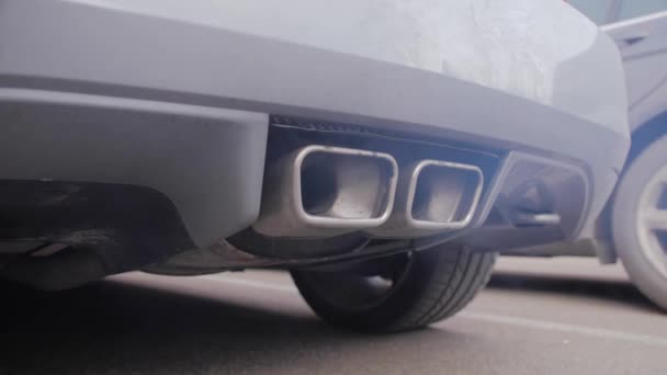 Luftföroreningsrök Från Bilens Avgasrör Automobilavgasrör Med Gaser Miljöförstöring Video Slow — Stockvideo