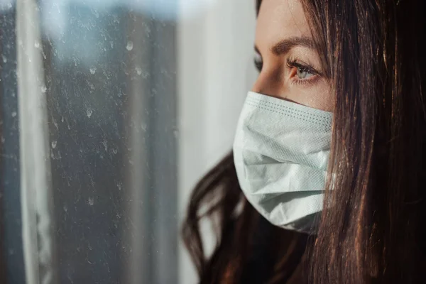 Koronawirus Chora Kobieta Covid Patrząca Przez Okno Nosząca Maskę Ochronną — Zdjęcie stockowe