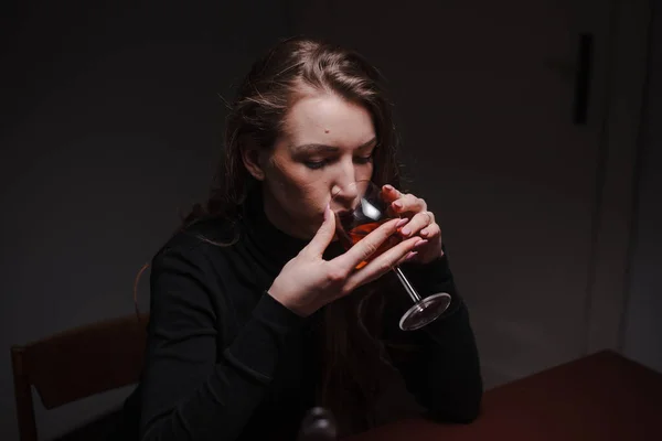 Jovem Mulher Bonita Depressão Severa Beber Álcool Conceito Abuso Alcoolismo — Fotografia de Stock