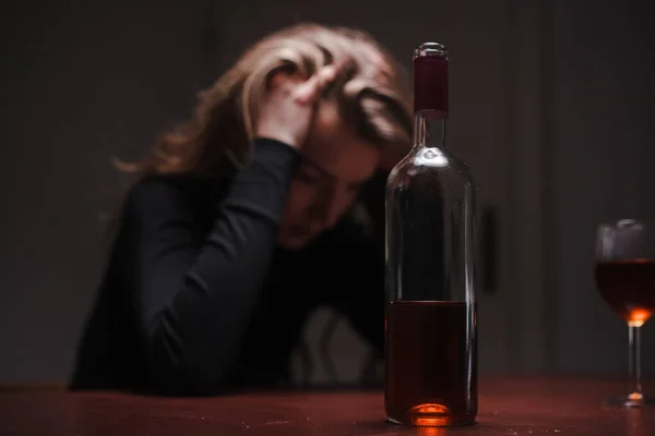 Jonge Mooie Vrouw Ernstige Depressie Die Alcohol Drinkt Het Begrip Rechtenvrije Stockafbeeldingen
