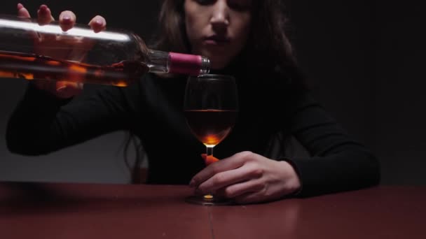 Jovem Mulher Bonita Depressão Severa Beber Álcool Conceito Abuso Alcoolismo — Vídeo de Stock