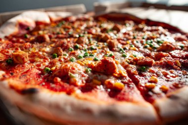 Sıcak, lezzetli pizzalar hazır. Karton kutuda pizza, güneşli bir arka planda. Pizza teslimatı Pizza menüsü.