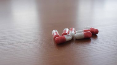 Tablet ve hapları masaya bırakıyorum. İlaçlara, tabletlere, vitaminlere, ilaçlara, kapsüllere, ilaçlara ve sağlık hizmetleri için gıda takviyelerine odaklanın. İlaçlar. İlaç endüstrisi.. 