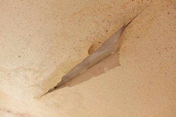 결과로 천장에 페인트를칠 파이프 로인해 손상되었는데 배관공 배수관을 완성하였습니다 — 스톡 사진