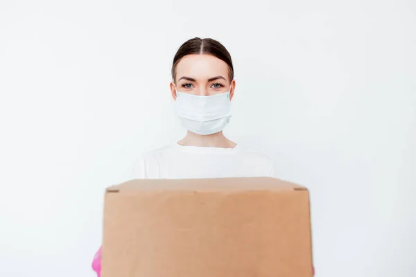 Dostawa Podczas Epidemii Koronawirusa Odbiór Dostawczyni Trzymająca Kartonowe Pudełka Medycznych — Zdjęcie stockowe