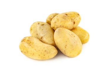 Genç patatesler beyaz arka planda izole edilmiş. Yeni hasat. Düz yatıyordu.