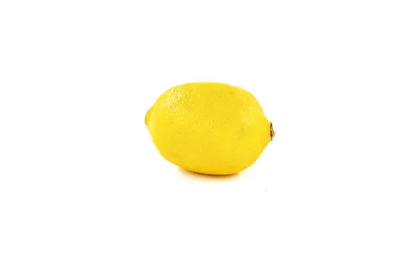 单个柠檬在白色背景上被分离出来 创意健康食品的概念 平躺在床上 — 图库照片