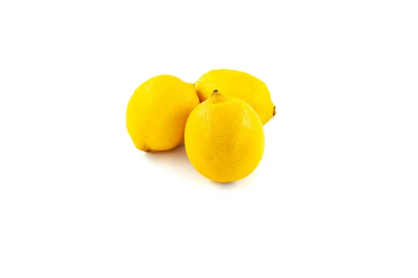 三个柠檬在白色背景上被分离出来 创意健康食品的概念 平躺在床上 — 图库照片