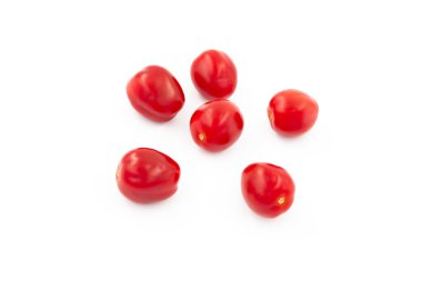 Beyaz arka planda izole edilmiş taze kiraz domatesleri. Yaratıcı sağlıklı gıda konsepti. Düz yatıyordu.