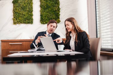 İş adamı açıklama yapıyor ve yeni çalışanlar için danışmanlık yapıyor. Yatırım ve maksimum başarı elde etmek için çalışma.