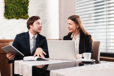 İş adamı açıklama yapıyor ve yeni çalışanlar için danışmanlık yapıyor. Yatırım ve maksimum başarı elde etmek için çalışma.