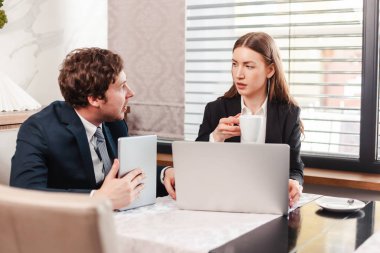 İş adamı açıklama yapıyor ve yeni çalışanlar için danışmanlık yapıyor. Yatırım ve maksimum başarı elde etmek için çalışma.