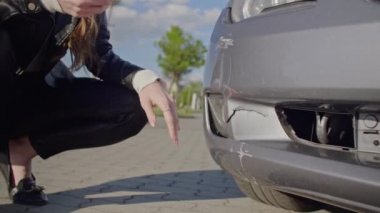 Trafik kazasından sonra genç ve tatlı bir kadın telefon görüşmesi yapıyor. Arızalı bir arabanın önünde duran ve tamirci ya da sigortacı çağıran genç bir kadın. Yol kenarı yardım kavramı.