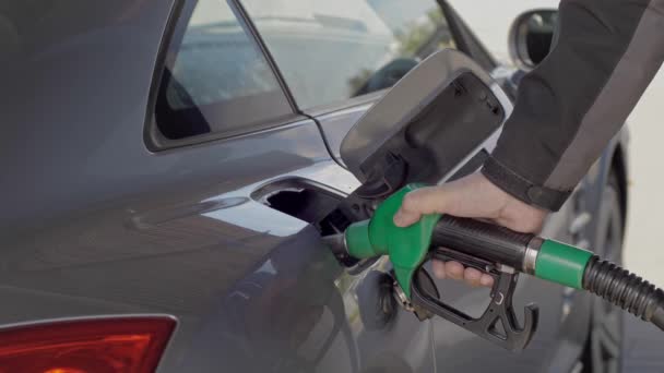 Закрыть Руку Заправить Сопло Автомобильный Бак Топливо Заправка Концепция Цен — стоковое видео