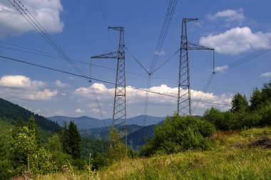 Karpat Dağları, Lviv Bölgesi, Ukrayna 'daki elektrik hatlarının metal desteği.