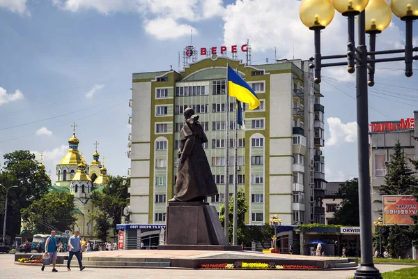 Main square with monument to Taras Shevchenko and cinema theater in Rivne, Ukraine. June 2019 — Stock Photo, Image