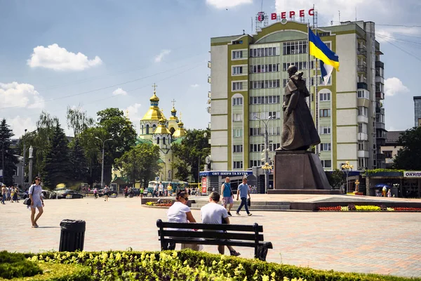 Главная площадь с памятником Тарасу Шевченко и гостинице "Верес" в Ровно, Украина. Июнь 2019 — стоковое фото