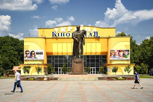 Plaza principal con monumento a Taras Shevchenko y teatro de cine en Rivne, Ucrania. Junio 2019 — Foto de Stock