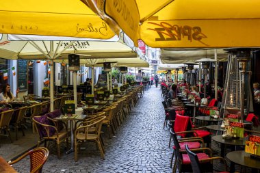 Almanya 'nın Leipzig kentindeki sokak kafelerinde ve restoranlarda yaşayan insanlar. Mayıs 2014