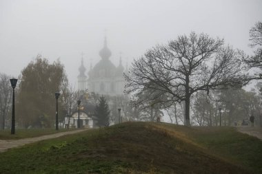 Sisli havada St. Andrew Kilisesi 'nin akşam manzarası. Kyiv, Ukrayna. Ekim 2019