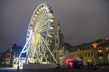 Ukrayna 'nın tarihi Kyiv bölgesinde Podil' de dönme dolap. Ekim 2019 Akşam manzarası.