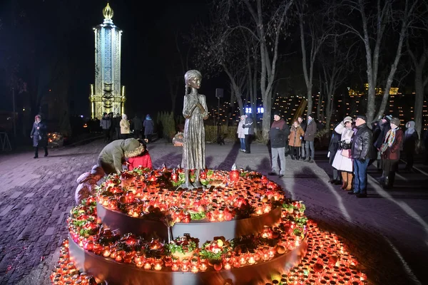Monument voor Holodomorslachtoffers van de hongersnood van 1932-33, waarbij miljoenen mensen omkwamen van de honger, in Kiev, Oekraïne 23-11 - 2019 — Stockfoto