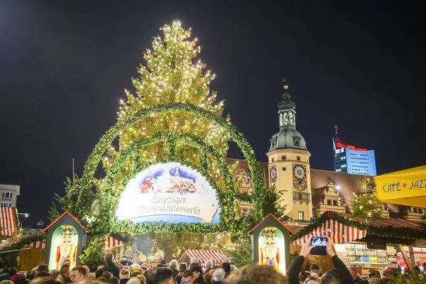 Mercado de Natal na praça Marktplatz Market em frente à Câmara Municipal Velha ao entardecer. LEIPZIG, Alemanha. Novembro de 2019 — Fotografia de Stock