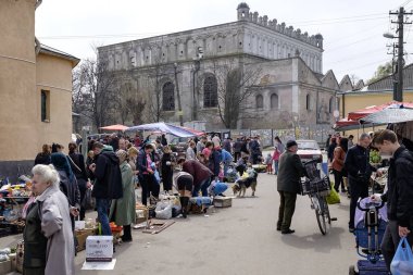 Zhovkva 'daki Sinagog yakınlarında bir sokak marketi. Lviv bölgesi, Ukrayna. Nisan 2016