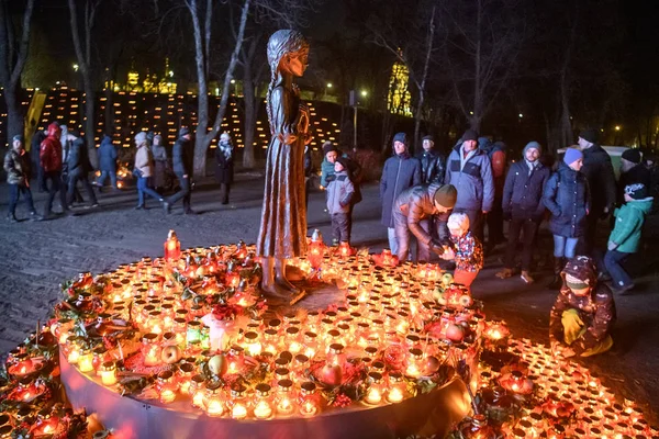 Памятник жертвам Голодомора от голода 1932-1933 годов, в котором миллионы людей умерли от голода, в Киеве, Украина 23-11-2019 — стоковое фото