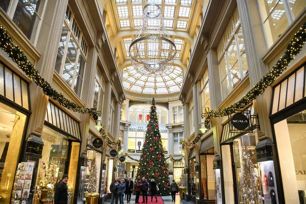 Glänsande julgran i den historiska Madlerpassagen. Leipzig, Tyskland. November 2019 — Stockfoto