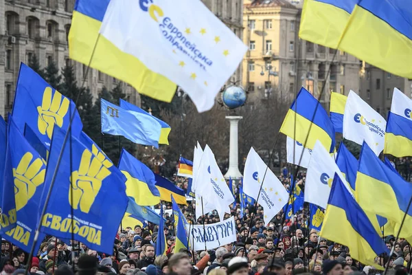 在诺曼底峰会之前，乌克兰人参加了名为"Zelensky总统红线"的集会。 2019年12月8日，乌克兰基辅 — 图库照片