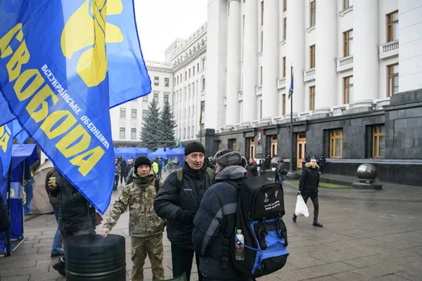 Украинцы провели ночь возле офиса президента Украины Владимира Зеленского во время митинга в Киеве, Украина, 09-12-2019 — стоковое фото