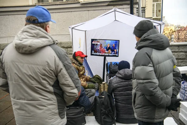 Украинцы провели ночь возле офиса президента Украины Владимира Зеленского во время митинга в Киеве, Украина, 09-12-2019 — стоковое фото