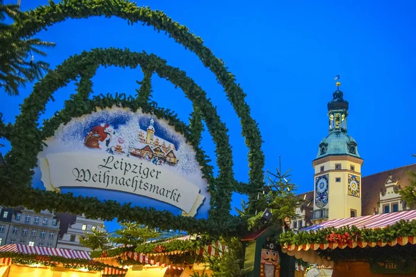 Marktplatz Market Meydanı 'ndaki Noel pazarında. Alacakaranlıkta Old Town Hall' un önünde. Leipzig, Almanya. Kasım 2019