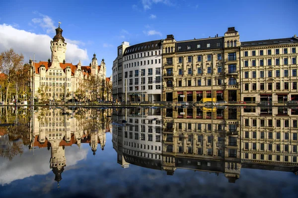Утренний вид на Новую ратушу с зеркальным отражением в воде. Лейпциг, Германия. Ноябрь 2019 — стоковое фото