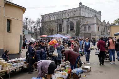 Zhovkva 'daki Sinagog yakınlarında bir sokak marketi. Lviv bölgesi, Ukrayna. Nisan 2016