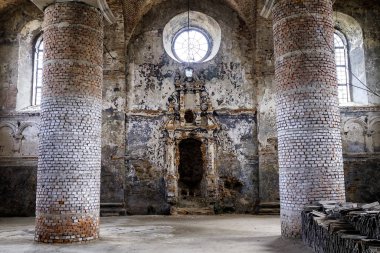 Restorasyon sırasında Zhovkva 'daki Sinagog' un içi. Lviv bölgesi, Ukrayna. Nisan 2016