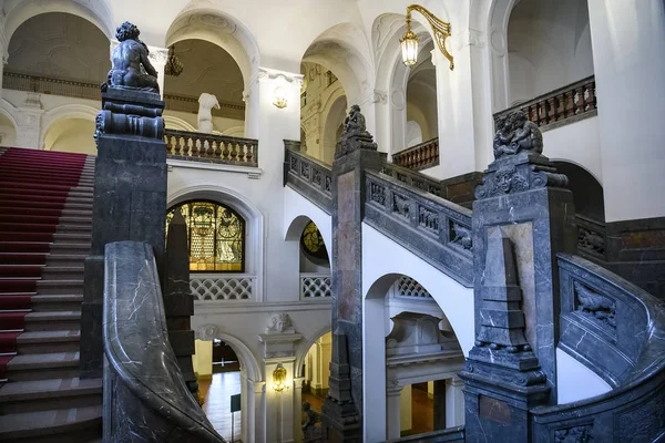 Interiér novoměstské radnice Neues Rathaus v Lipsku, Německo. Listopad 2019 — Stock fotografie