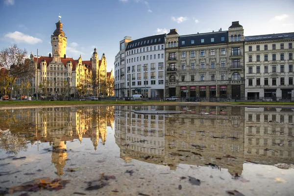 Утренний вид на Новую ратушу с зеркальным отражением в воде. Лейпциг, Германия. Ноябрь 2019 — стоковое фото