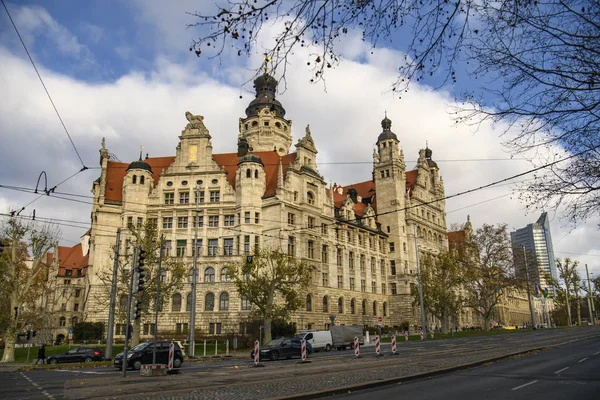 Poranny widok na Nowy Ratusz Neues Rathaus w historycznej części Lipska, Niemcy. listopad 2019 — Zdjęcie stockowe