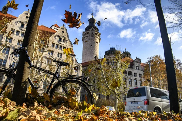 Велосипед припаркован рядом с деревом возле Новой ратуши Нойз Ратхаус в исторической части Лейпцига, Германия. Ноябрь 2019 — стоковое фото