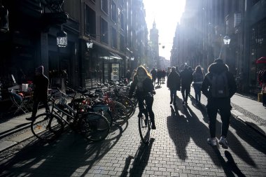 İnsanlar sabah vakti Nikolaistrasse Caddesi 'nden geçiyor. Leipzig, Almanya 'nın tarihi bölümü. Kasım 2019