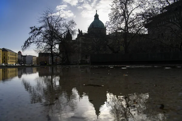 Germania Tribunale Amministrativo Federale con riflessione in acqua alla luce del mattino. Lipsia, Germania. novembre 2019 — Foto Stock