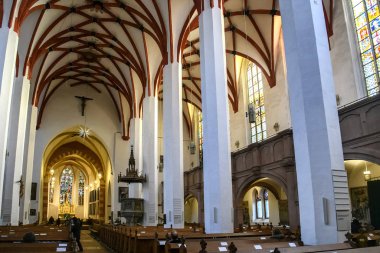 Leipzig, Almanya 'daki Lüteriyen St. Thomas Kilisesi Thomaskirche' nin iç mimarisi. Kasım 2019