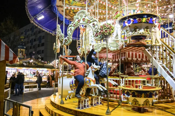 Folk åker karusell på Festlig Julmarknad på Salutorget i Leipzig, Tyskland. November 2019 — Stockfoto