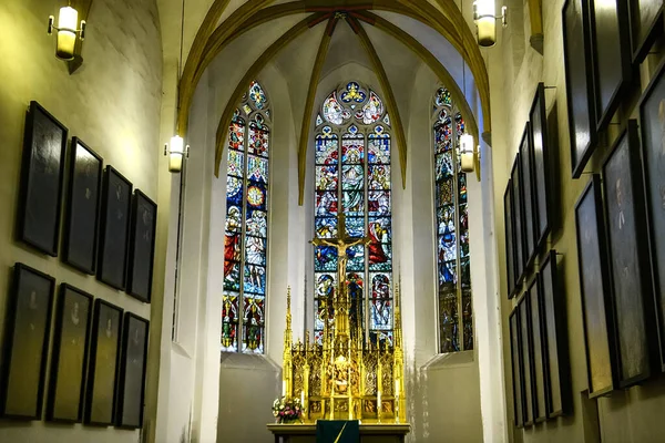 Витрина лютеранской церкви Святого Фомы в немецком городе Остенде. Ноябрь 2019 — стоковое фото