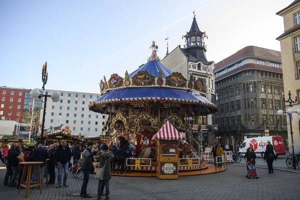 Lidé jezdí na kolotoči na Slavnostním vánočním trhu na Tržním náměstí v Lipsku v Německu. Listopad 2019 — Stock fotografie