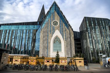 Paulinum, Church ve Augusteum, Almanya 'nın Augustusplatz Leipzig şehrindeki Leipzig Üniversitesi' nin ana binası. Kasım 2019