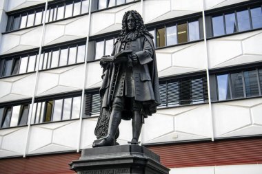 Gottfried Wilhelm Leibniz anıtı Leipzig Üniversitesi, Leipzig, Almanya 'nın avlusunda. Kasım 2019